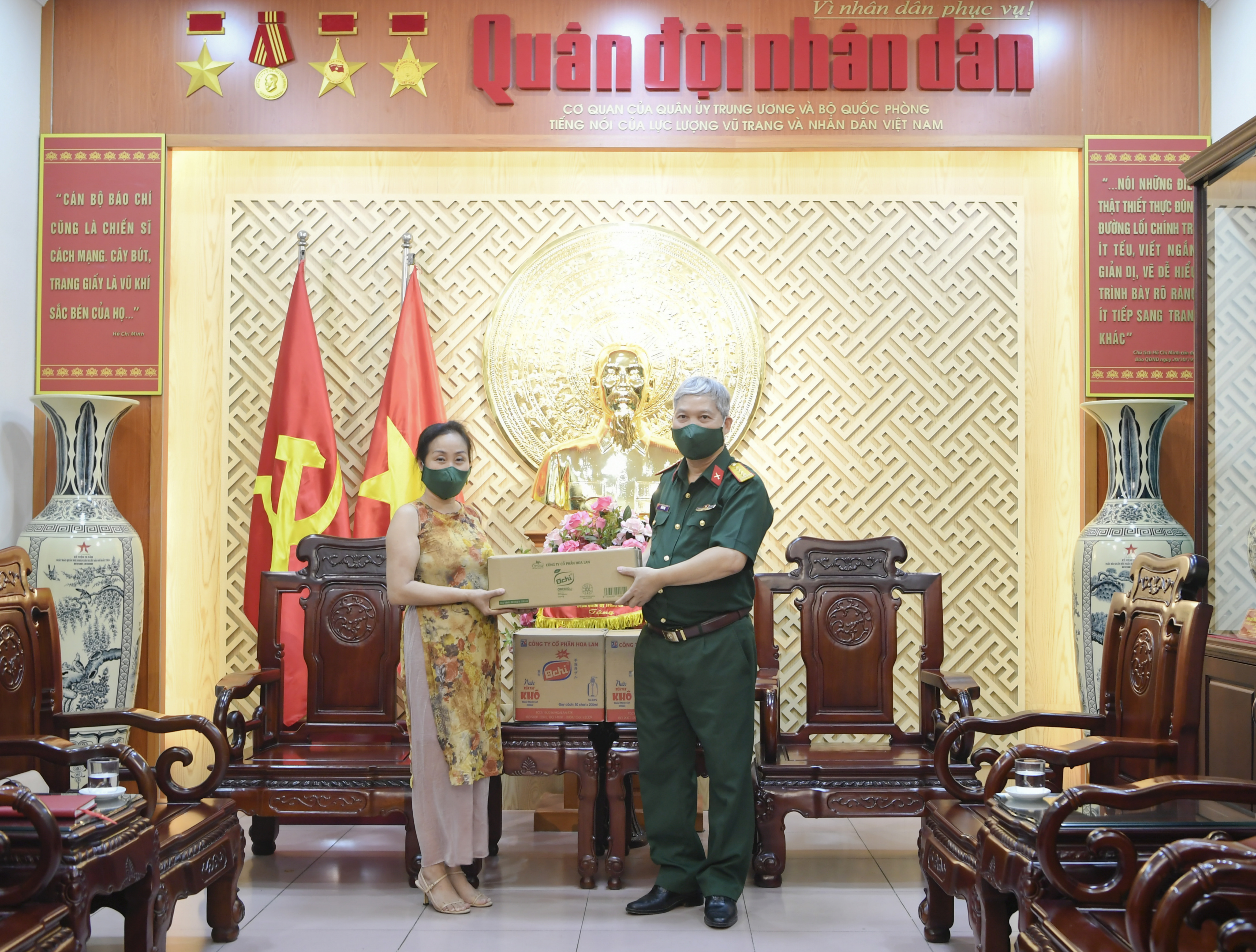 Công ty Cổ phần Hoa Lan tặng Báo Quân đội nhân dân sản phẩm hỗ trợ phòng, chống dịch